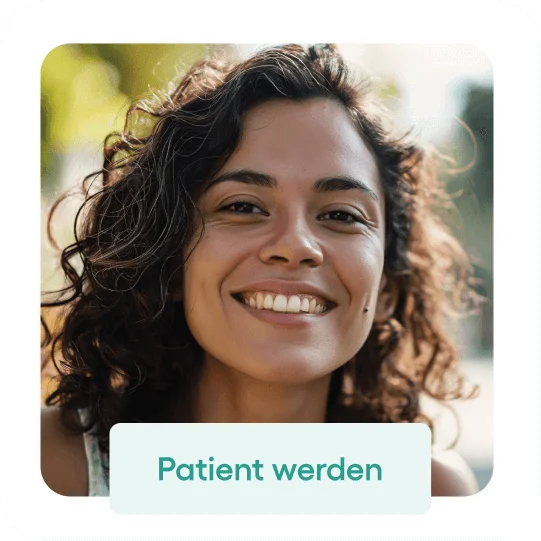 Das Bild zeigt eine lächelnde Person mit lockigem Haar im Freien. Die Person strahlt Zufriedenheit und Gesundheit aus. Im Vordergrund steht der Text "Patient werden", der auf die Möglichkeit hinweist, ein Rezept für medizinisches Cannabis zu erhalten. Der Hintergrund ist unscharf und zeigt natürliche, grüne Töne, die eine beruhigende Atmosphäre schaffen. Dieses Bild vermittelt einen positiven Eindruck im Kontext von Cannabis-Rezeptdiensten.